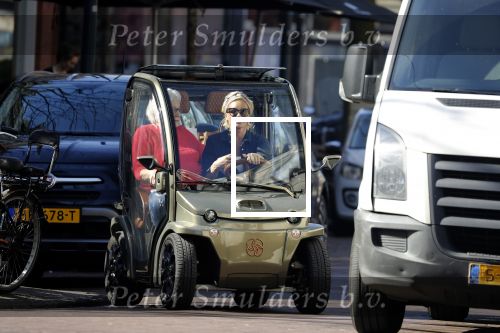Amsterdam 18 april 2018
Connie Witteman met Janny ( haar steun en toeverlaat al meer dan 30 jaar) in haar Biro Karretje