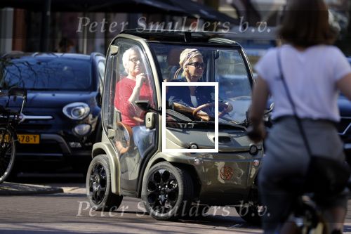 Amsterdam 18 april 2018
Connie Witteman met Janny ( haar steun en toeverlaat al meer dan 30 jaar) in haar Biro Karretje