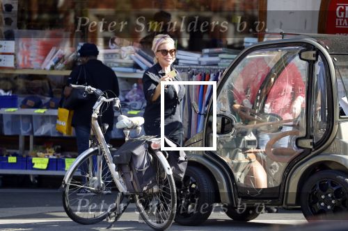 Amsterdam 18 april 2018
Connie Witteman met Janny ( haar steun en toeverlaat al meer dan 30 jaar) in haar Biro Karretje