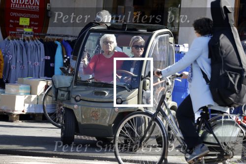 Amsterdam 18 april 2018
Connie Witteman met Janny ( haar steun en toeverlaat al meer dan 30 jaar) in haar Biro Karretje