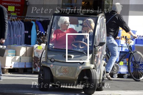 Amsterdam 18 april 2018
Connie Witteman met Janny ( haar steun en toeverlaat al meer dan 30 jaar) in haar Biro Karretje