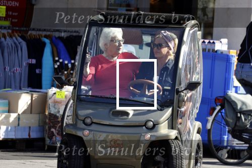 Amsterdam 18 april 2018
Connie Witteman met Janny ( haar steun en toeverlaat al meer dan 30 jaar) in haar Biro Karretje