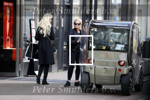 Amsterdam 25 april 2018
Connie Witteman in haar karretje op de pc hooftstraat