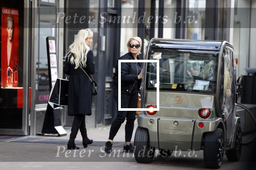 Amsterdam 25 april 2018
Connie Witteman in haar karretje op de pc hooftstraat