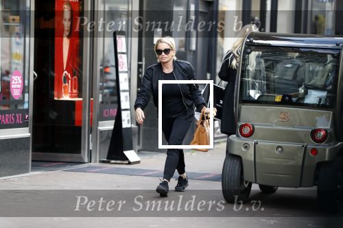 Amsterdam 25 april 2018
Connie Witteman in haar karretje op de pc hooftstraat