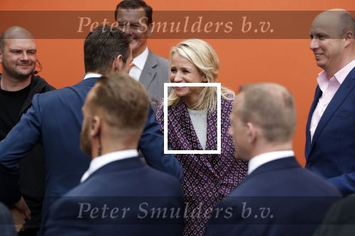 Groningen 27 april 2018
Koningsdag in Groningen met Koning Willem Alexander Koningin Maxima prinses Amalia Arian Alexia . Verder ook aanwezig Prins Maurits Prinses Marilene Prins Bernhard Prinses Annette Prins Floris Prinses Aimee en prins Pieter Christiaan. Dionne Stax en Bertus Holkema