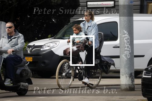Amsterdam 17 april 2018
Doutzen Kroes met haar dochter op de fiets