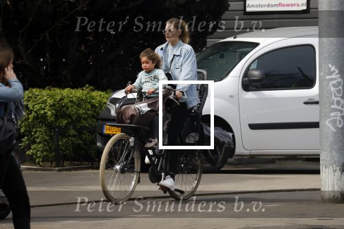 Amsterdam 17 april 2018
Doutzen Kroes met haar dochter op de fiets