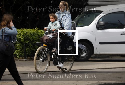 Amsterdam 17 april 2018
Doutzen Kroes met haar dochter op de fiets
