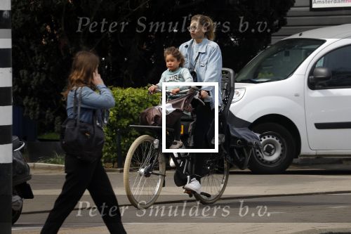 Amsterdam 17 april 2018
Doutzen Kroes met haar dochter op de fiets
