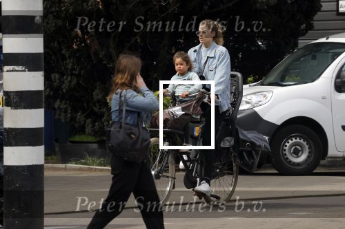 Amsterdam 17 april 2018
Doutzen Kroes met haar dochter op de fiets