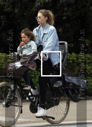 Amsterdam 17 april 2018
Doutzen Kroes met haar dochter op de fiets