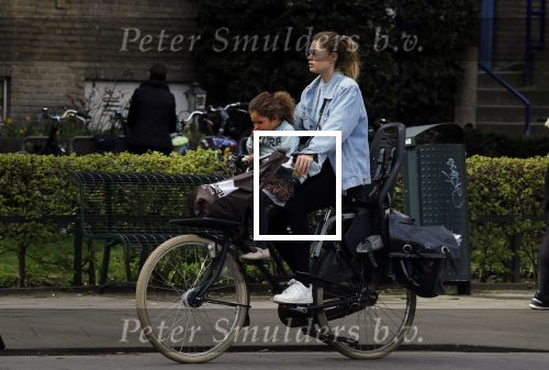 Amsterdam 17 april 2018
Doutzen Kroes met haar dochter op de fiets