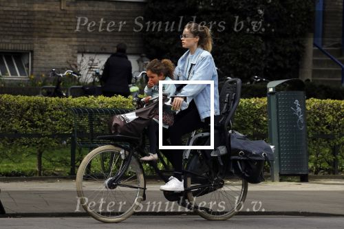 Amsterdam 17 april 2018
Doutzen Kroes met haar dochter op de fiets
