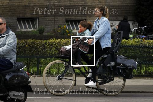 Amsterdam 17 april 2018
Doutzen Kroes met haar dochter op de fiets