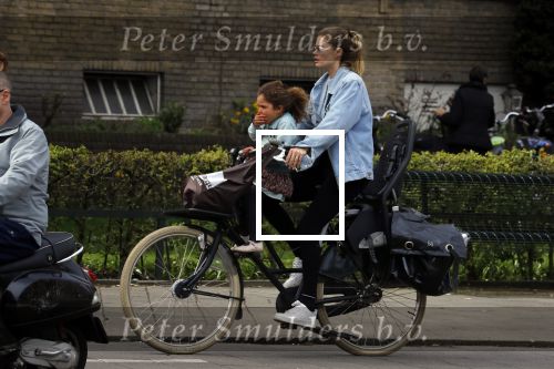 Amsterdam 17 april 2018
Doutzen Kroes met haar dochter op de fiets