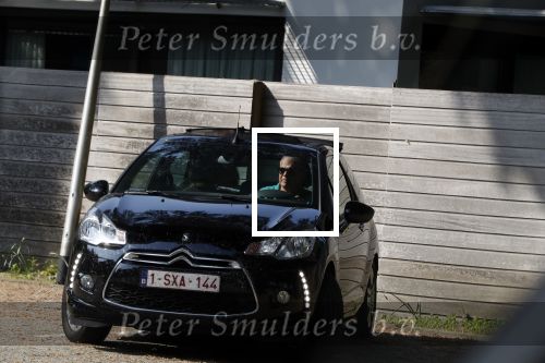 Hilversum 9 mei 2018
Emile Ratelband mag hier onder begeleiding zijn kinderen zien . Zijn ex Moon brengt de kinderen.