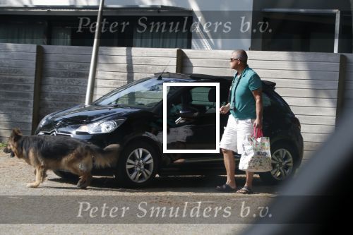 Hilversum 9 mei 2018
Emile Ratelband mag hier onder begeleiding zijn kinderen zien . Zijn ex Moon brengt de kinderen.