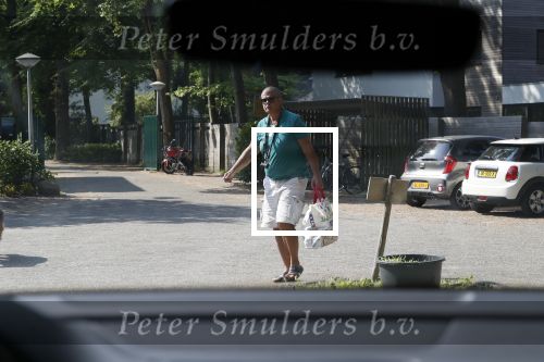 Hilversum 9 mei 2018
Emile Ratelband mag hier onder begeleiding zijn kinderen zien . Zijn ex Moon brengt de kinderen.