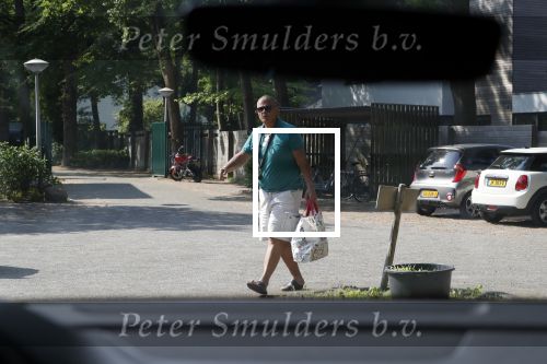 Hilversum 9 mei 2018
Emile Ratelband mag hier onder begeleiding zijn kinderen zien . Zijn ex Moon brengt de kinderen.
