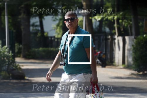 Hilversum 9 mei 2018
Emile Ratelband mag hier onder begeleiding zijn kinderen zien . Zijn ex Moon brengt de kinderen.