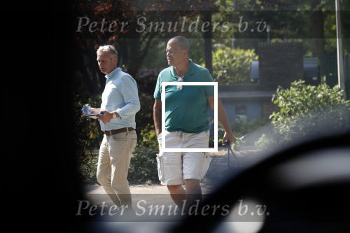 Hilversum 9 mei 2018
Emile Ratelband mag hier onder begeleiding zijn kinderen zien . Zijn ex Moon brengt de kinderen.
