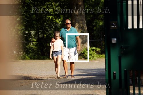 Hilversum 9 mei 2018
Emile Ratelband mag hier onder begeleiding zijn kinderen zien . Zijn ex Moon brengt de kinderen.