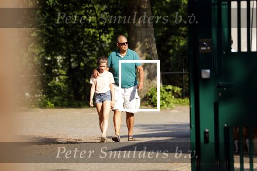 Hilversum 9 mei 2018
Emile Ratelband mag hier onder begeleiding zijn kinderen zien . Zijn ex Moon brengt de kinderen.