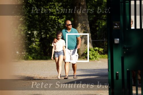Hilversum 9 mei 2018
Emile Ratelband mag hier onder begeleiding zijn kinderen zien . Zijn ex Moon brengt de kinderen.