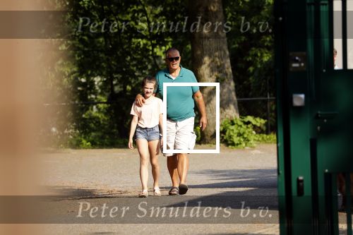 Hilversum 9 mei 2018
Emile Ratelband mag hier onder begeleiding zijn kinderen zien . Zijn ex Moon brengt de kinderen.