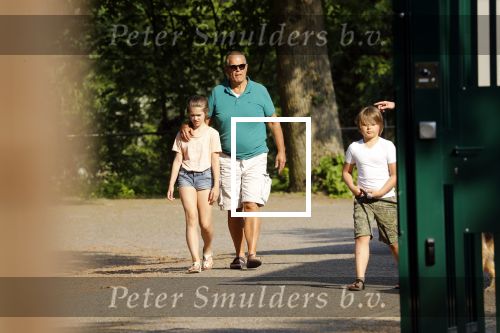 Hilversum 9 mei 2018
Emile Ratelband mag hier onder begeleiding zijn kinderen zien . Zijn ex Moon brengt de kinderen.