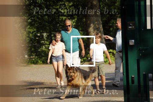 Hilversum 9 mei 2018
Emile Ratelband mag hier onder begeleiding zijn kinderen zien . Zijn ex Moon brengt de kinderen.