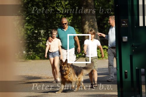 Hilversum 9 mei 2018
Emile Ratelband mag hier onder begeleiding zijn kinderen zien . Zijn ex Moon brengt de kinderen.