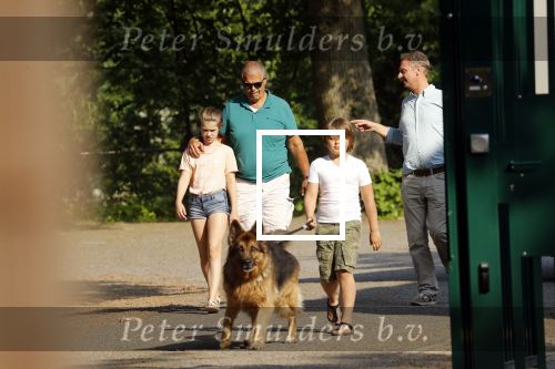 Hilversum 9 mei 2018
Emile Ratelband mag hier onder begeleiding zijn kinderen zien . Zijn ex Moon brengt de kinderen.