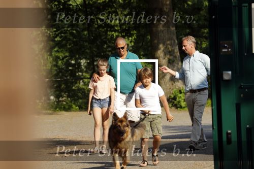 Hilversum 9 mei 2018
Emile Ratelband mag hier onder begeleiding zijn kinderen zien . Zijn ex Moon brengt de kinderen.