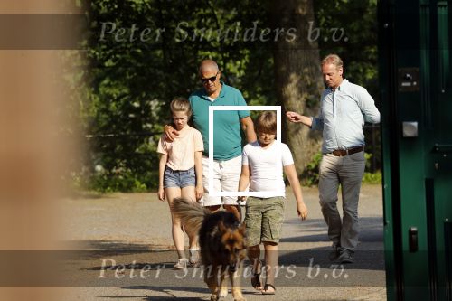 Hilversum 9 mei 2018
Emile Ratelband mag hier onder begeleiding zijn kinderen zien . Zijn ex Moon brengt de kinderen.
