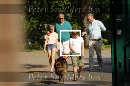 Hilversum 9 mei 2018
Emile Ratelband mag hier onder begeleiding zijn kinderen zien . Zijn ex Moon brengt de kinderen.