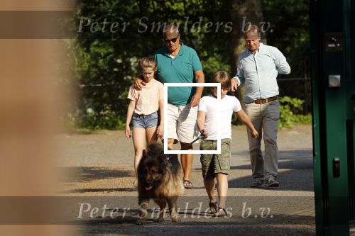 Hilversum 9 mei 2018
Emile Ratelband mag hier onder begeleiding zijn kinderen zien . Zijn ex Moon brengt de kinderen.