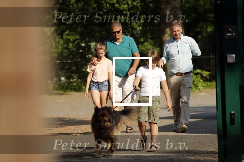 Hilversum 9 mei 2018
Emile Ratelband mag hier onder begeleiding zijn kinderen zien . Zijn ex Moon brengt de kinderen.