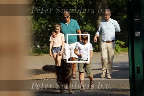 Hilversum 9 mei 2018
Emile Ratelband mag hier onder begeleiding zijn kinderen zien . Zijn ex Moon brengt de kinderen.
