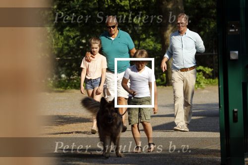 Hilversum 9 mei 2018
Emile Ratelband mag hier onder begeleiding zijn kinderen zien . Zijn ex Moon brengt de kinderen.