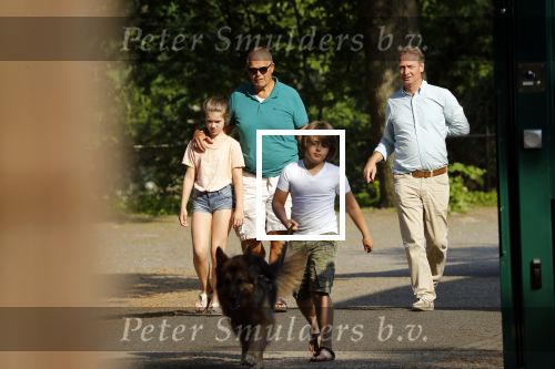 Hilversum 9 mei 2018
Emile Ratelband mag hier onder begeleiding zijn kinderen zien . Zijn ex Moon brengt de kinderen.