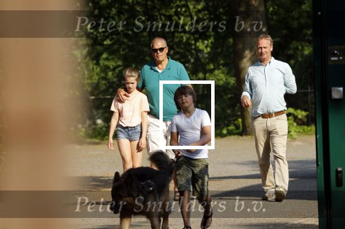 Hilversum 9 mei 2018
Emile Ratelband mag hier onder begeleiding zijn kinderen zien . Zijn ex Moon brengt de kinderen.