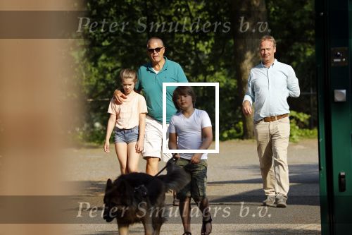 Hilversum 9 mei 2018
Emile Ratelband mag hier onder begeleiding zijn kinderen zien . Zijn ex Moon brengt de kinderen.
