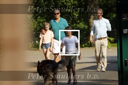 Hilversum 9 mei 2018
Emile Ratelband mag hier onder begeleiding zijn kinderen zien . Zijn ex Moon brengt de kinderen.