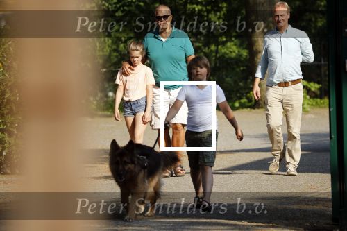 Hilversum 9 mei 2018
Emile Ratelband mag hier onder begeleiding zijn kinderen zien . Zijn ex Moon brengt de kinderen.