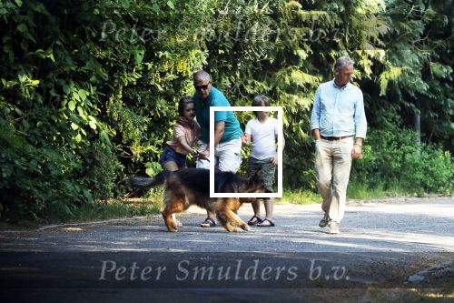 Hilversum 9 mei 2018
Emile Ratelband mag hier onder begeleiding zijn kinderen zien . Zijn ex Moon brengt de kinderen.