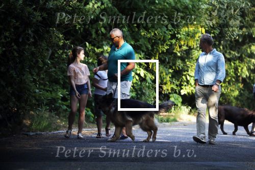 Hilversum 9 mei 2018
Emile Ratelband mag hier onder begeleiding zijn kinderen zien . Zijn ex Moon brengt de kinderen.