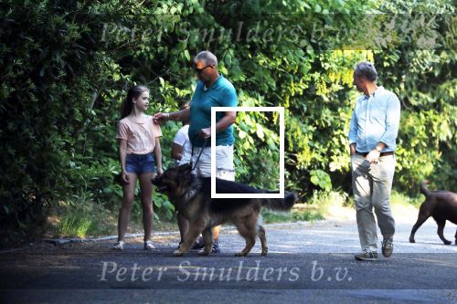 Hilversum 9 mei 2018
Emile Ratelband mag hier onder begeleiding zijn kinderen zien . Zijn ex Moon brengt de kinderen.