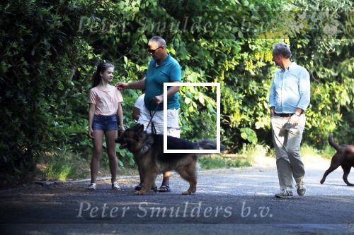 Hilversum 9 mei 2018
Emile Ratelband mag hier onder begeleiding zijn kinderen zien . Zijn ex Moon brengt de kinderen.